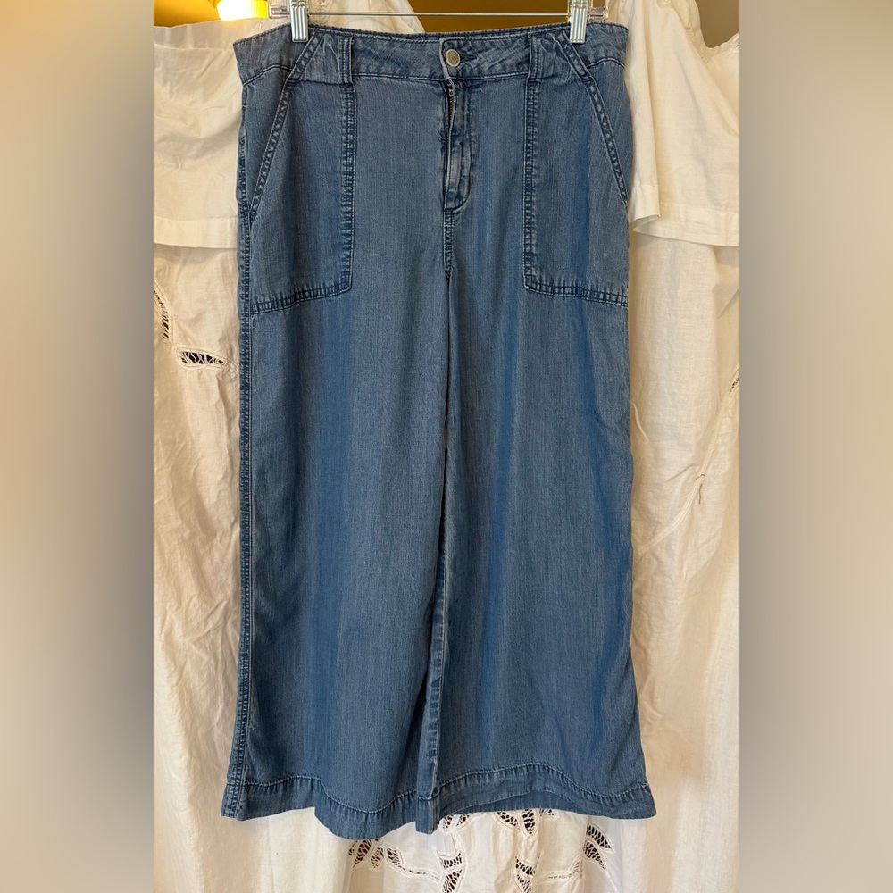 Level 99 lightweight denim wide leg pant. Size 30.